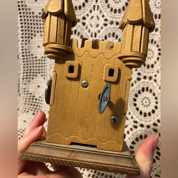 Vintage Camelot Castle Music Box - Picture 11 of 17